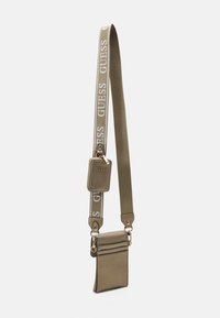 Guess LATONA FLAP CHIT CHAT SET - Mobilcover - pewter