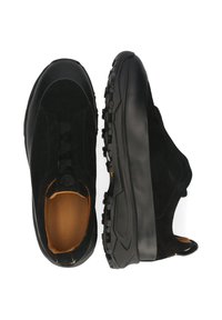 Schwarze Sneakers mit einer Oberseite aus Wildleder, strukturiertem Gummisohle, runder Zehenpartie und elastischen Schnürsenkeln für einen sicheren Sitz. Braune Innenakzente.