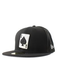 Melns beisbola ķivere ar gludu vizu, ar Ace of Spades kāršu uzlīmi baltā un melnā krāsā. Iekļauts logo sānos.
