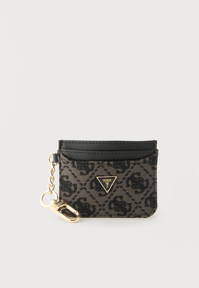 Petit porte-cartes Guess noir et gris avec motif monogramme, plaque logo dorée et porte-clés à chaîne dorée attaché sur le côté.
