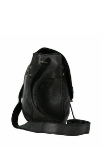 Borsa a secchiello nera in pelle con finitura testurizzata, forma circolare, tracolla regolabile e dettagli in metallo.