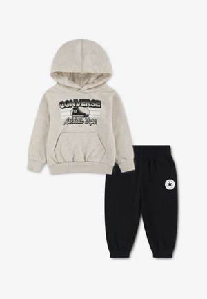 Grijze hoodie met een logo en een kangoeroezak; gecombineerd met marineblauwe joggingbroek met een witte sterpatch. Katoenmengsel, casual pasvorm.