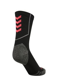 Chaussette de sport noire avec des motifs en chevrons roses, des accents gris et un talon renforcé pour plus de durabilité. Tissu lisse avec texture côtelée.