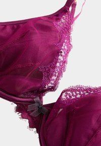 Sujetador de malla burdeos con detalles de encaje, volantes delicados y un lazo de satén. Las tirantes ajustables completan el diseño elegante.
