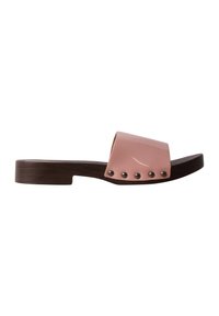 Sandale plate à enfiler avec semelle marron foncé et petit talon, dotée d'une large bride rose brillante avec des clous métalliques sur le côté.