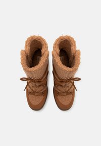 Bottes d'hiver marron avec doublure épaisse en polaire et lacets assortis, vues de dessus sur fond blanc.