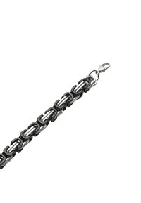 Schwarze und silberne Metallkette mit ineinandergreifenden Gliedern und einem Karabinerverschluss. Glatte Textur mit glänzendem Finish auf den silbernen Akzenten.