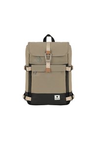 Zaino beige con fondo nero, dotato di un ribaltina, fibbia in metallo, dettaglio in legno e tasche laterali in rete. Patch con logo nella parte inferiore.