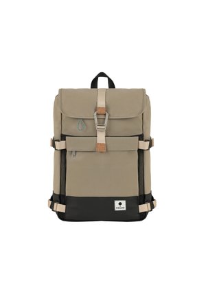 Sac à dos beige avec un fond noir, doté d'un rabat, d'une boucle en métal, d'un accent en bois et de poches en mesh sur les côtés. Étiquette de logo en bas.