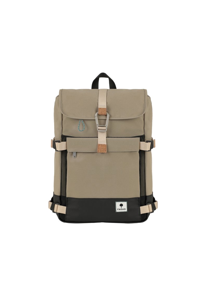 Zaino beige con fondo nero, dotato di un ribaltina, fibbia in metallo, dettaglio in legno e tasche laterali in rete. Patch con logo nella parte inferiore.