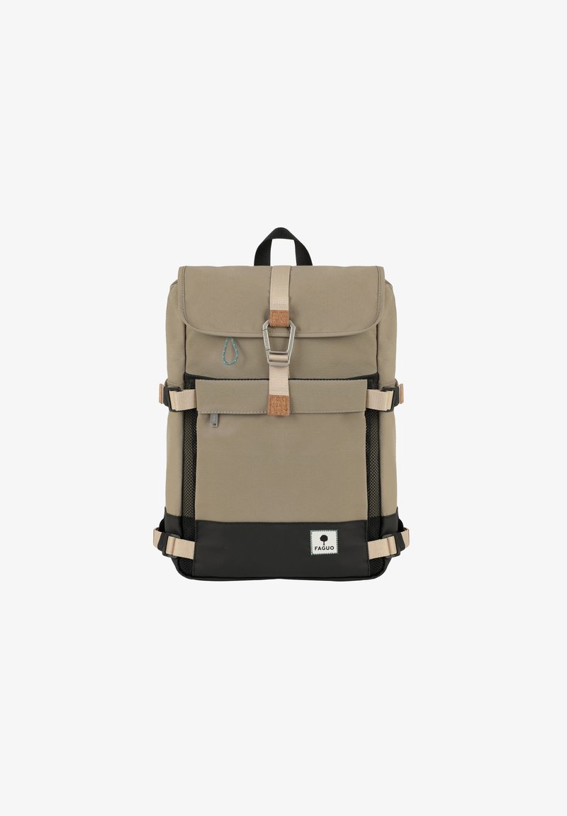 Zaino beige con fondo nero, dotato di un ribaltina, fibbia in metallo, dettaglio in legno e tasche laterali in rete. Patch con logo nella parte inferiore.