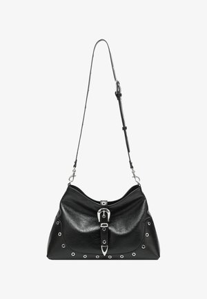 Zwarte leren schoudertas met een gebogen vorm, voorzien van zilveren accenthardware, een gespdetails aan de voorkant en metalen oogjes langs de rand.
