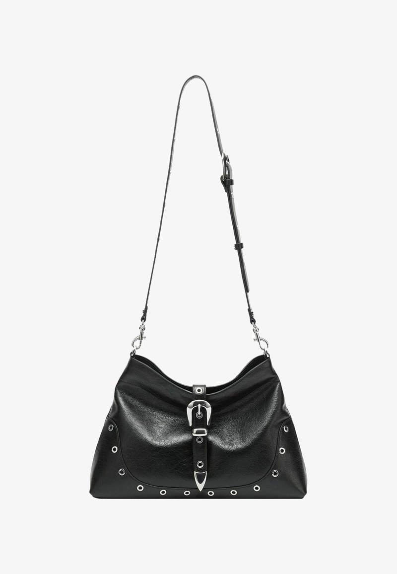 Borsa a tracolla in pelle nera con una forma curva, dotata di accessori in metallo argentato, dettaglio con fibbia sul davanti e occhielli in metallo lungo il bordo.