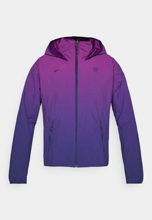 Leichte lila Gradientjacke mit Kapuze, ausgestattet mit einem Reißverschluss und zwei Seiten pockets. Das Material sieht glatt aus und hat eine leicht glänzende Textur.