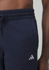 adidas Sportswear ESSENTIALS SMALL LOGO FEEL COZY OPEN HEM PANT - Calças de fato de treino - legend ink