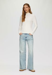 s.Oliver MID RISE - Flared Jeans - blau