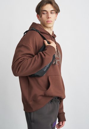 VARSITY ARCH HOODIE - Pusa - campus brown