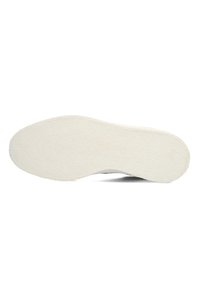 Zool van textuurrijk off-white rubber, met een glad profiel en ronde randen, ontworpen voor grip en duurzaamheid.