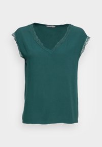 Cyanfarbene Bluse mit kurzen Ärmeln, V-Ausschnitt und Spitzenbesatz am Halsausschnitt und an den Ärmeln; glattes Material mit entspanntem Schnitt und gerundetem Saum.