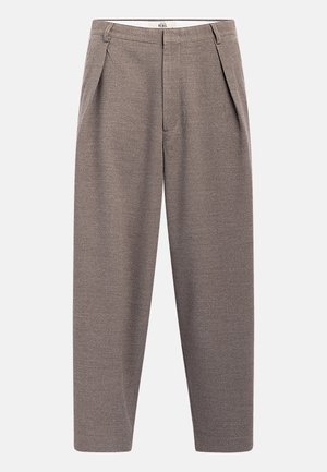 Grijze taps toelopende broeken met plooien, gemaakt van geweven stof. Heeft riemlussen en een klassiek ontwerp. Geen zichtbare patronen of hardwaredetails.