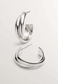 Pendientes de aro de plata con un diseño retorcido, que presentan una superficie lisa y pulida y un respaldo de poste seguro. Acabado brillante y reflectante.