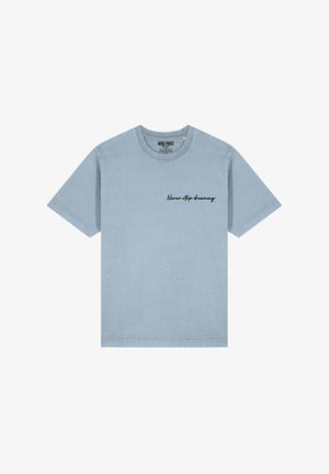 T-shirt en coton bleu clair à manches courtes, col rond, avec le texte "Never stop dreaming" en cursive noire sur le devant.