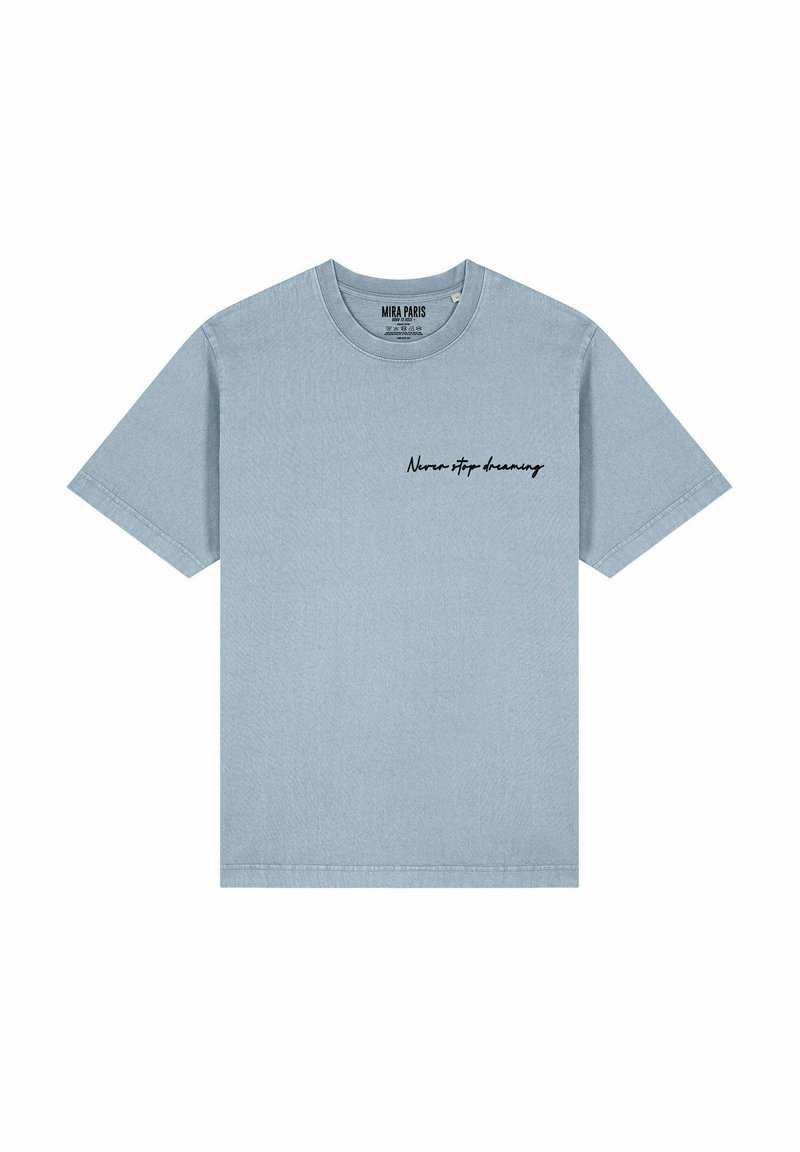 T-shirt en coton bleu clair à manches courtes, col rond, avec le texte "Never stop dreaming" en cursive noire sur le devant.