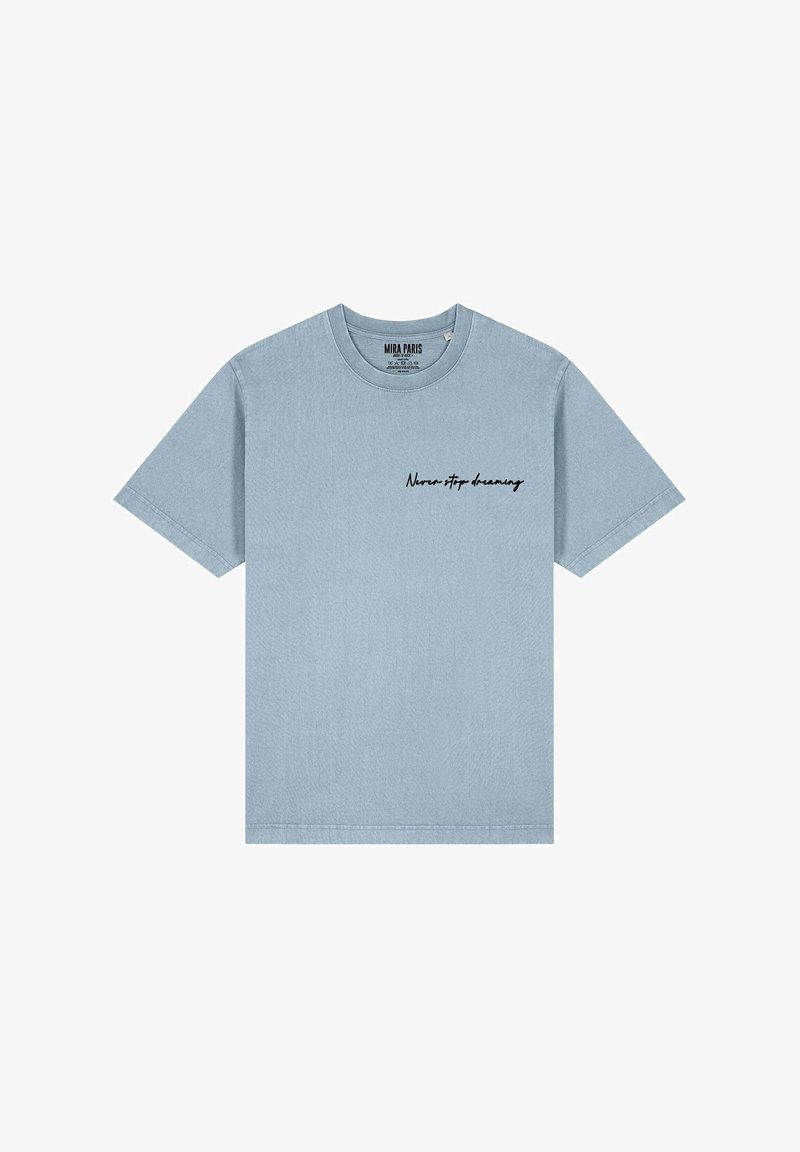 T-shirt en coton bleu clair à manches courtes, col rond, avec le texte "Never stop dreaming" en cursive noire sur le devant.
