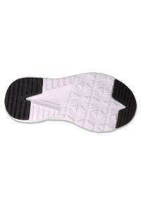 Biała podeszwa trampka z teksturowanymi wzorami, z czarnym gumowym obcasem i formowanymi rowkami umożliwiającymi przyczepność i stabilność.