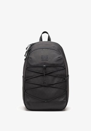 Sac à dos noir avec tissu à motif losange, cordons élastiques devant, poignée supérieure et plusieurs compartiments zippés, présenté sur fond blanc.