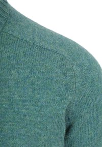 Groene gebreide trui met een gestructureerd, gemêleerd patroon. De stof lijkt zacht met een aansluitend ontwerp en een geribde halslijn.