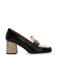 Zwarte lakleren pump met een beige leren teennkap, gouden hardware en een patroon van gele en zwarte blokhak.