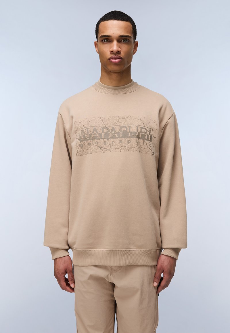 Felpa beige con collo e polsini a coste. Presenta un logo grafico testurizzato e crepato sulla parte anteriore. Abbinata a pantaloni coordinati.