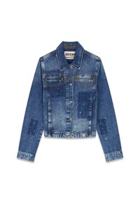 Giacca di jeans di colore azzurro chiaro con design corto. Presenta tasche anteriori, bottoni in metallo e dettagli in patch di tonalità di blu più scure.