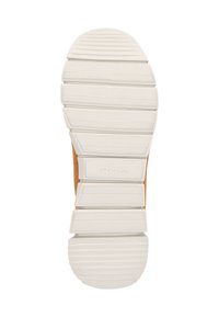 Braune Sneaker mit einem oberen Teil aus strukturiertem Stoff und einer weißen Gummisohle, die mit strukturierten Traktionsmustern versehen ist. Markennamen auf der Sohle geprägt.