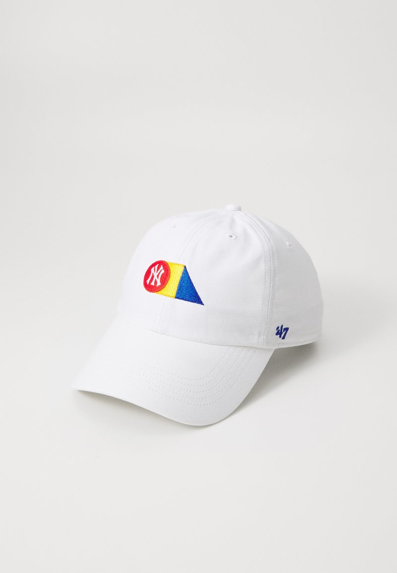 Boné branco com um logótipo em bordado vermelho e azul, apresentando um destaque triangular amarelo e azul. Com fecho ajustável e textura de tecido suave.