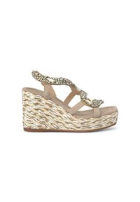 Sandalo con zeppa dotato di una piattaforma intrecciata in avorio e oro, con una tomaia in pelle beige texturizzata decorata con embellishments trasparenti e dorati.