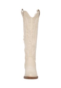 Botas de vaquero de marfil con detalles bordados, punta afilada, caña alta y cremallera lateral. Textura suave y elementos de diseño de estilo western.