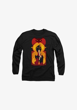 Schwarzes Langarm-T-Shirt mit einer bunten Illustration einer Figur vor einem Flammen- und kontrastreichen roten Hintergrund.