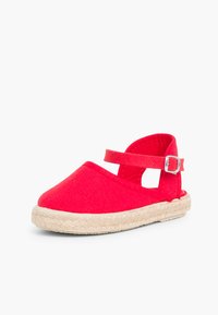 Rode espadrille-schoen van stof met gesloten neus en enkelbandje, met een jute touwzool en een minimalistisch ontwerp.