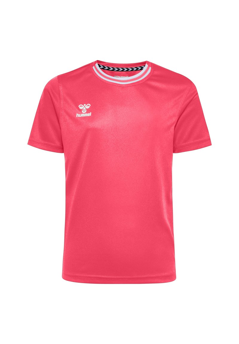 Camiseta deportiva de color rosa brillante con mangas cortas, cuello redondo y cuello a rayas en blanco y negro. El material parece suave y brillante.