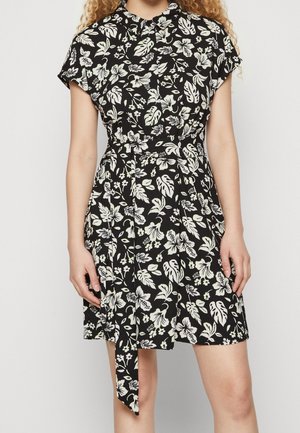 Schwarzes Blümchenkleid mit kurzen Ärmeln, tailliertem Bund, mit weißen und grünen Blumendrucken, glattem Stoff und knielanger Säume.