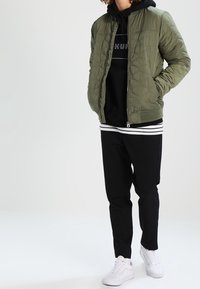 Petrol Industries Bomberjakke - olive