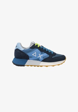 Sneaker blu navy e azzurro con tomaia in suede e sintetico, dettagli gialli, logo bianco e suola in gomma robusta.