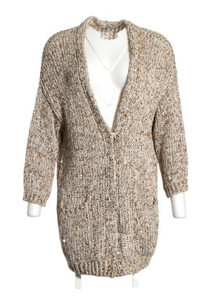 Cárdigan beige y blanco de punto con mangas largas, dos bolsillos delanteros y escote en V profundo sobre un maniquí blanco.