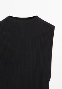 Czarny bezrękawnik z prążkowanego dzianinowego materiału, z wysokim, okrągłym dekoltem, na białym tle.