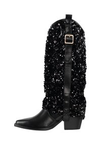 Bota de cowgirl de cuero negro con un eje de lentejuelas, puntera afilada, tacón apilado y detalle de hebilla en una correa en la parte posterior.