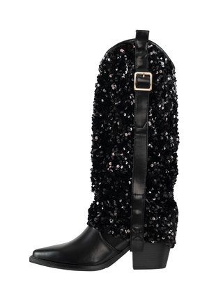 Bota de cowgirl de cuero negro con un eje de lentejuelas, puntera afilada, tacón apilado y detalle de hebilla en una correa en la parte posterior.