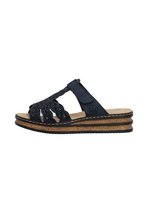 Zwarte open-toes sandaal met verstelbare band, decoratieve uitsparingen, kurken plateauzool en zacht gevoerd voetbed.