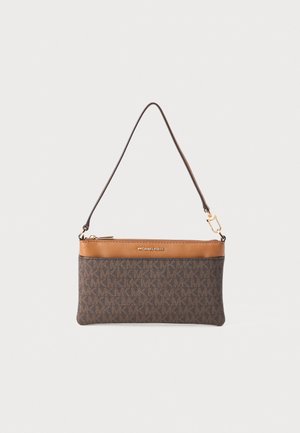 Clutch in materiale sintetico marrone con motivo, parte superiore in pelle beige, chiusura a zip e tracolla regolabile con dettagli in metallo dorato.